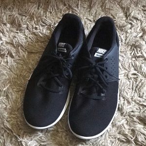 Men’s Nike training nikeflex shoes Size 11.5 W In black and white